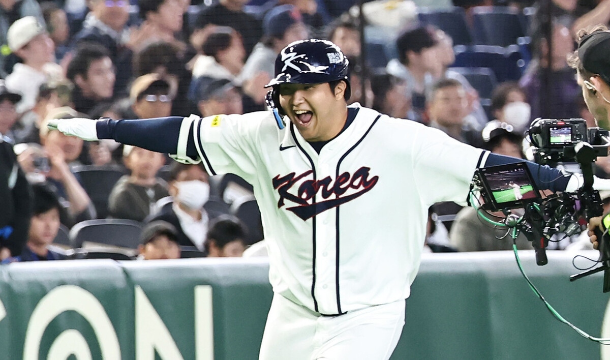 2026 세계야구클래식(WBC) 때 비행기 세리머니를 선보이고 있는 문보경. 연합뉴스