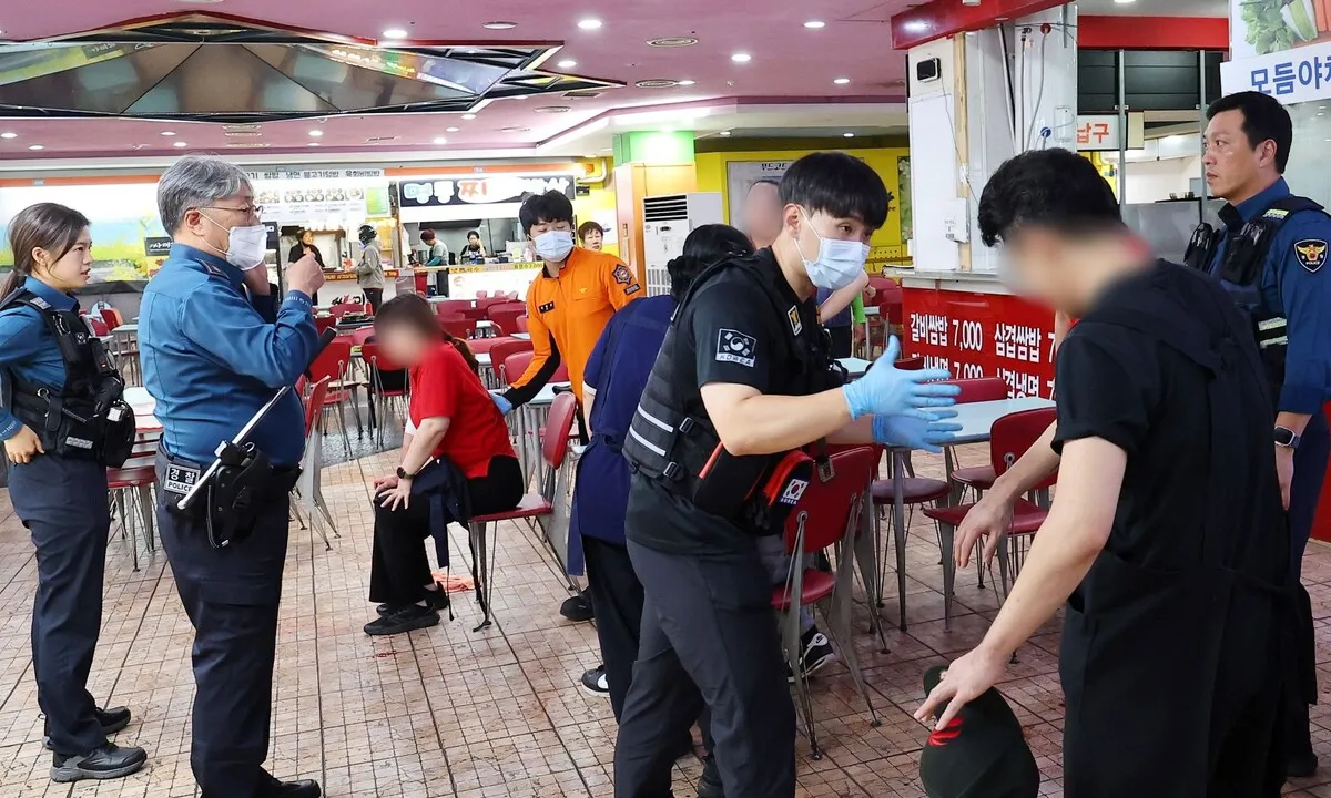Man in his 50s wearing electronic anklet goes on stabbing rampage in Incheon, citizens block him with chairs and subdue him
