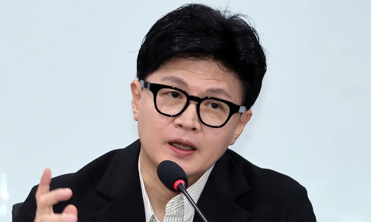 “시계는 팩트” 한동훈 겨냥 노무현재단 “고인 모욕…정쟁에도 금도 있어”