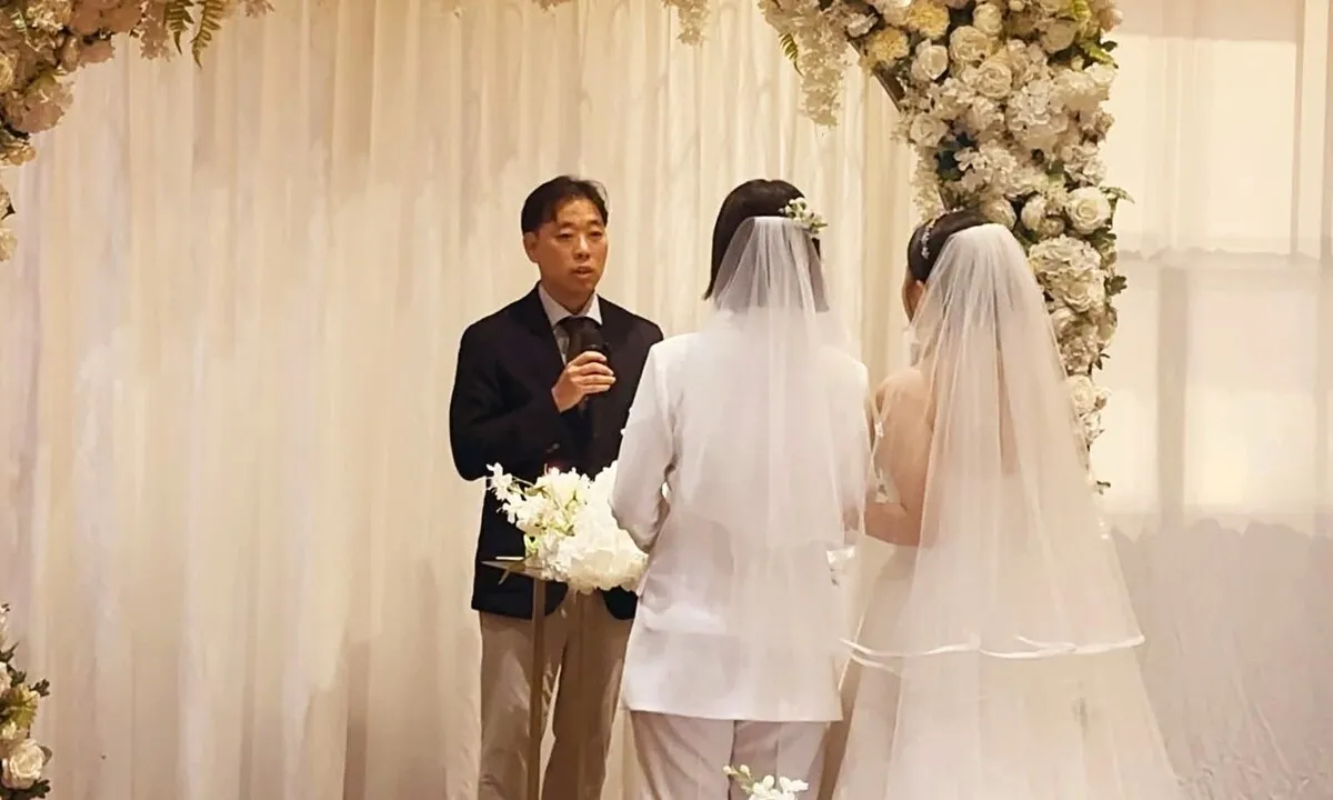 ‘동성혼’ 제자 앞에 선 교수 “오늘 지극히 평범한 결혼…사랑의 본질 같다”