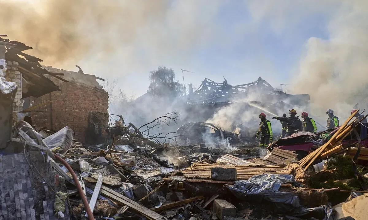 Rescue workers search through the rubble after a Russian airstrike in Kharkiv in eastern Ukraine on Oct. 20, 2026. (EPA/Yonhap)
