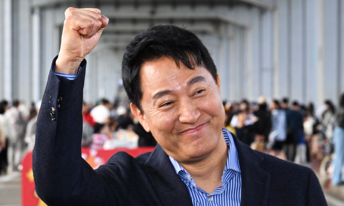 오세훈 서울시장이 지난 25일 서울 서초구 잠수교 일대에서 잠수교 보행전용교 전환을 앞두고 현장점검을 마친 뒤 시민들에게 인사하고 있다. 연합뉴스