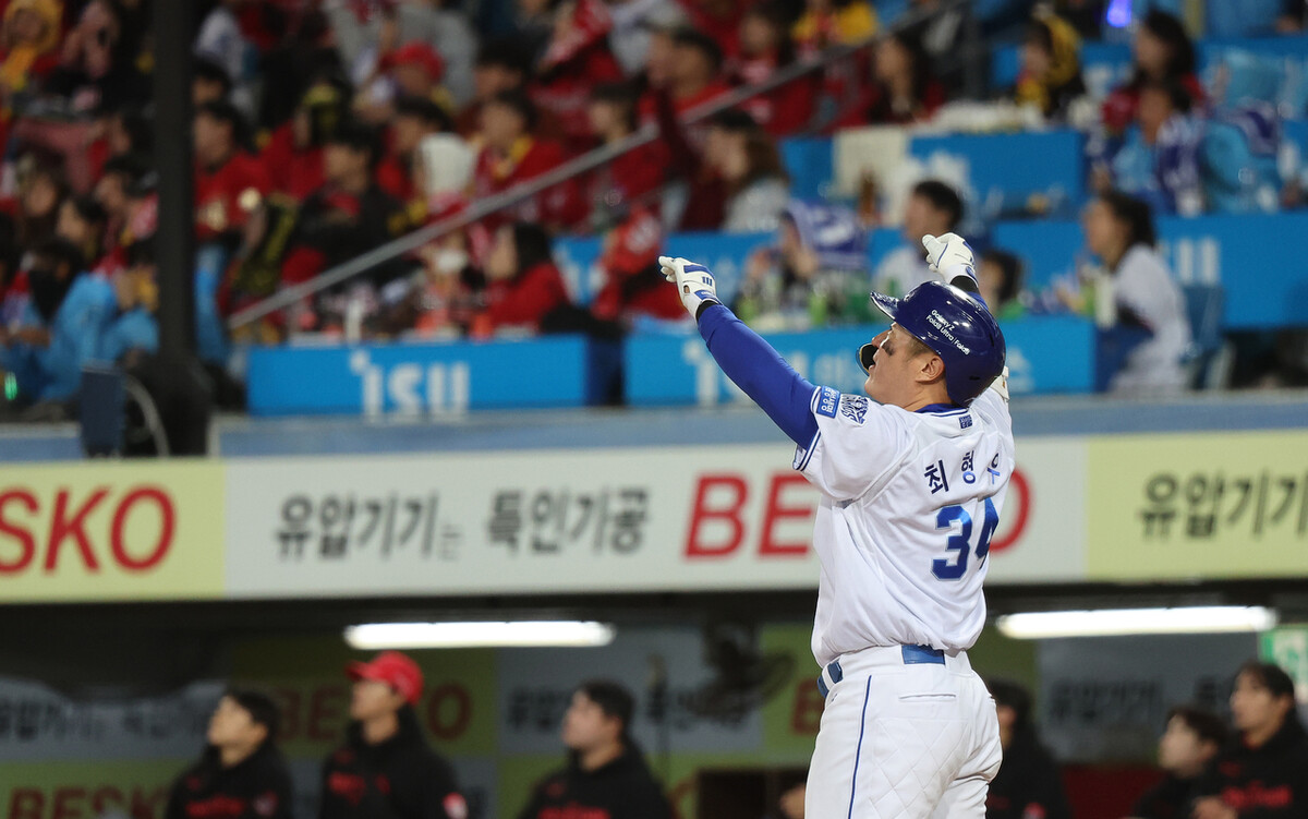 삼성 라이온즈 최형우가 27일 대구 삼성라이온즈파크에서 열린 2026 KBO리그 포스트시즌 플레이오프 2차전 기아(KIA) 타이거즈와 경기에서 7회말 홈런을 치고 있다. 연합뉴스