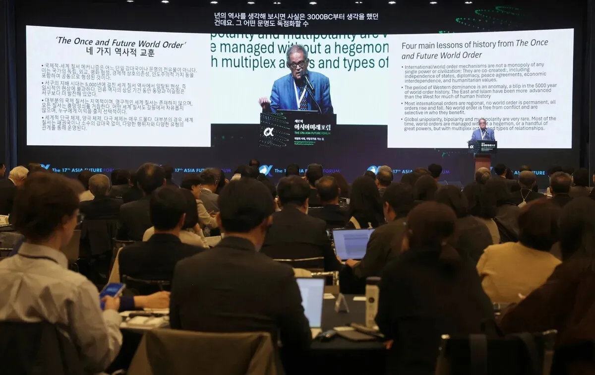 Amitav Acharya speaks during a roundtable discussion at the Hankyoreh’s Asia Future Forum, held at the Korea Chamber of Commerce & Industry in Seoul’s Jung District on Oct. 28, 2026. (Park Jong-shik/Hankyoreh)