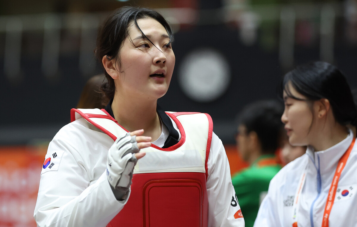 송다빈이 3일 일본 아이치현 도요하시 종합체육관에서 열린 2026 아이치·나고야 아시안게임 태권도 겨루기 여자 67㎏ 이상 준결승에서 승리한 뒤 경기장을 나서고 있다. 도요하시/연합뉴스