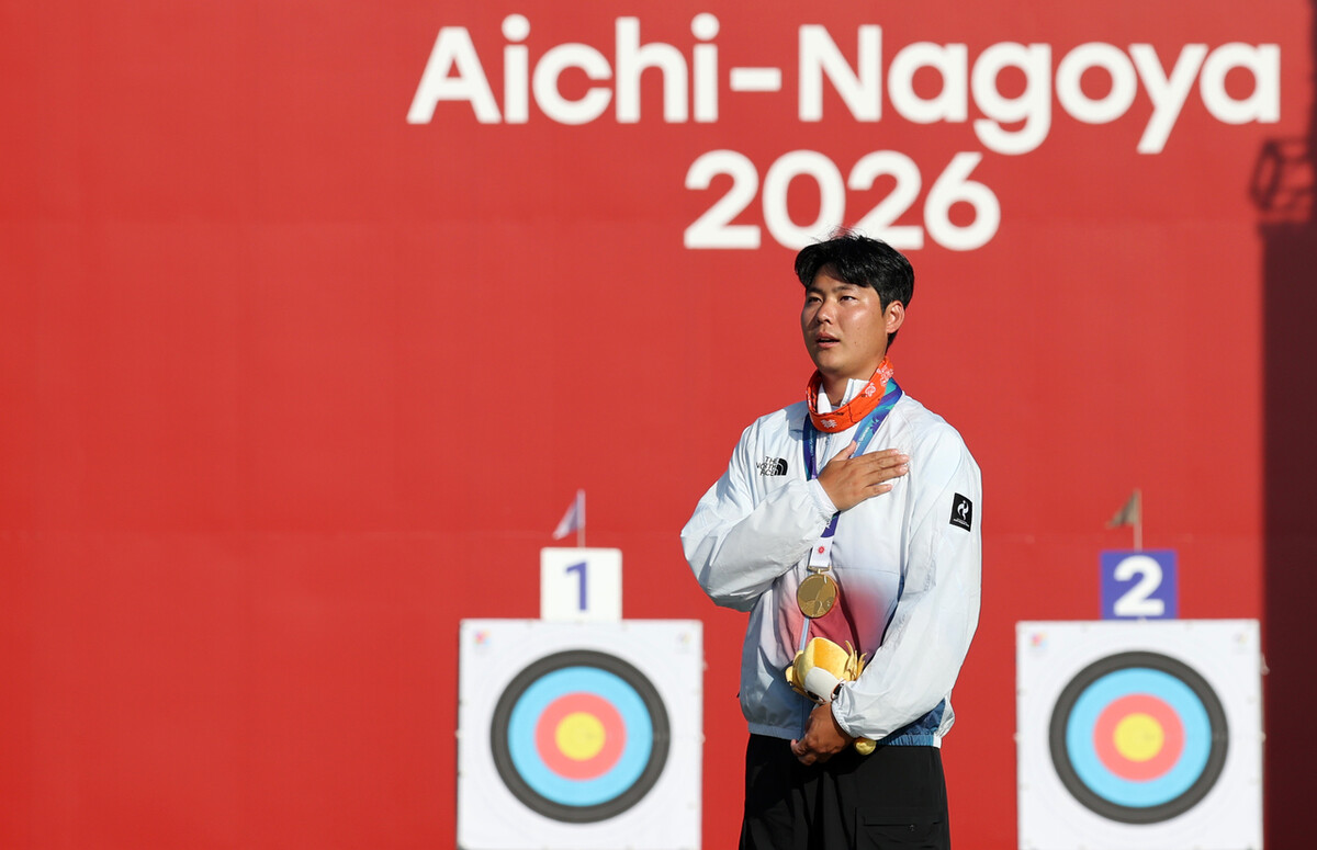 한국 양궁 리커브 이우석이 3일 일본 아이치현 오카자키 중앙종합공원 다목적광장에서 열린 2026 아이치·나고야 아시안게임 개인전에서 금메달을 딴 뒤 애국가를 부르고 있다. 오카자키/연합뉴스