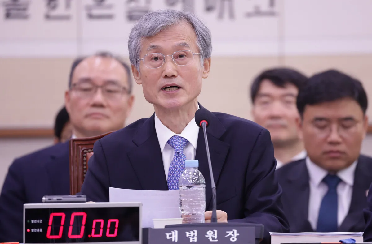 Chief Justice Jo Hee-de reads a prepared statement on his refusal to re-nominate Supreme Court justices at the National Assembly audit