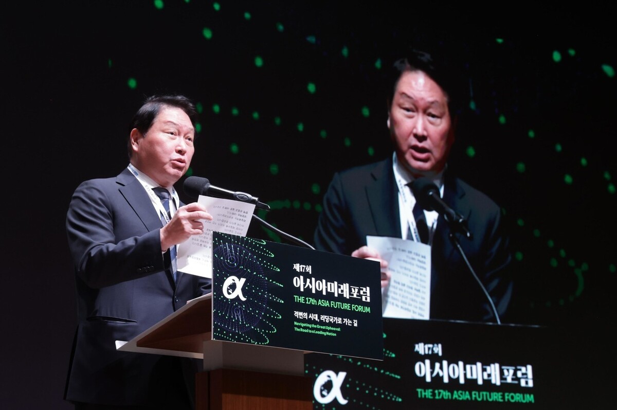 최태원 아시아미래포럼 조직위원회 공동위원장 및 대한상공회의소 회장이 28일 서울 중구 대한상공회의소에서 열린 제17회 아시아미래포럼에서 환영사를 하고 있다. 박종식 기자 anaki@hani.co.kr