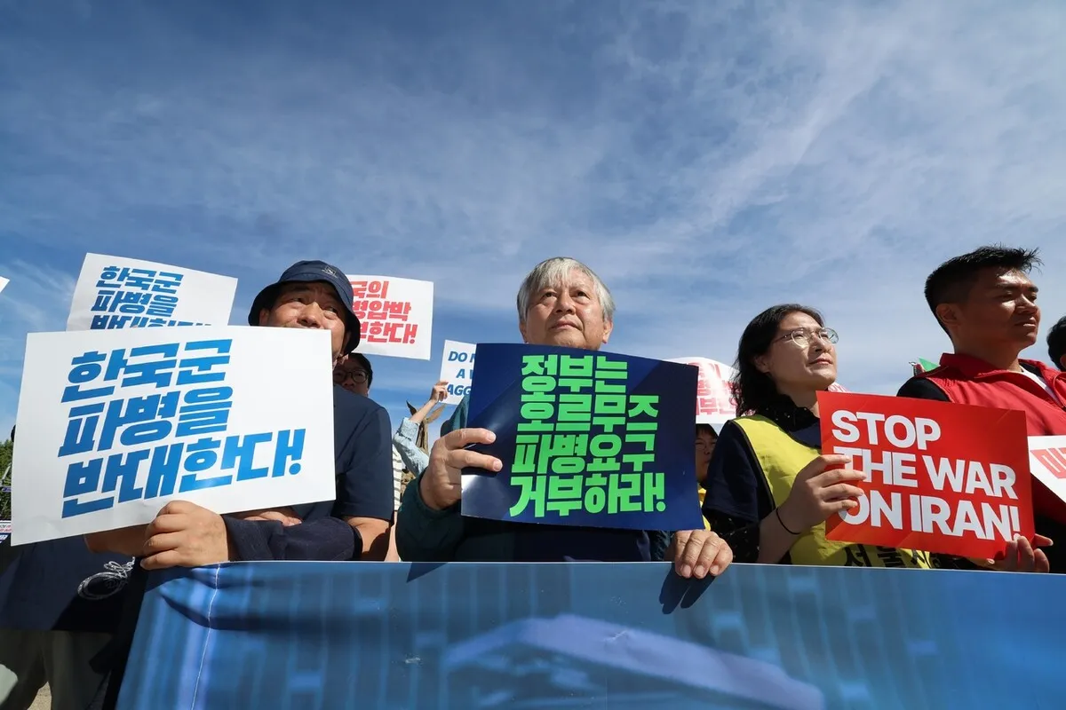 청와대, ‘호르무즈 파병 반대’ 시민사회 활용한 양면게임 펼쳐야