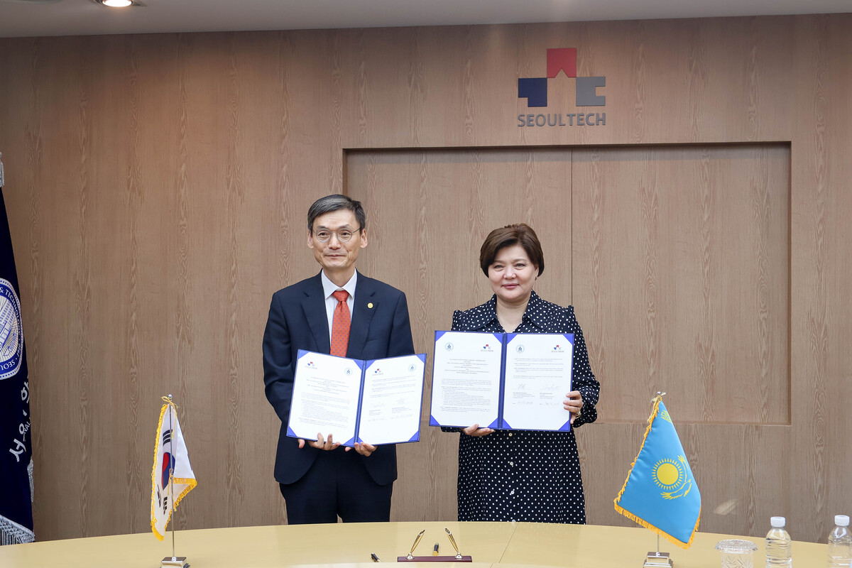 서울과학기술대학교 김동환 총장과 베이빗쿨 카리모바 카자흐스탄 국립여자사범대학교 총장. (서울과학기술대학교 제공)