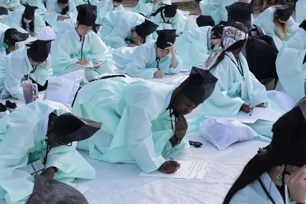 [Photo] Foreigners step back in time for Joseon-style state exam