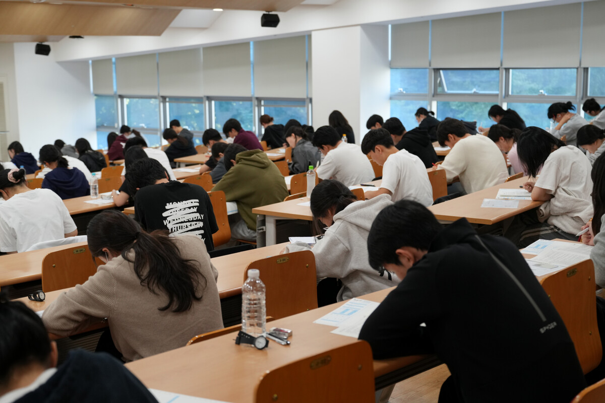 고사장에서 문제풀이 중인 수험생들. (중앙대학교 제공)