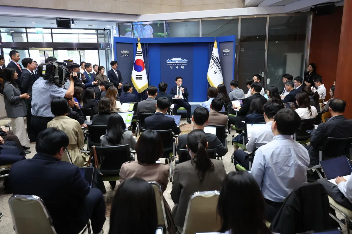 이 대통령 “저쪽 의원 몇명 빼오는 쌍팔년도식 정계개편 무의미”