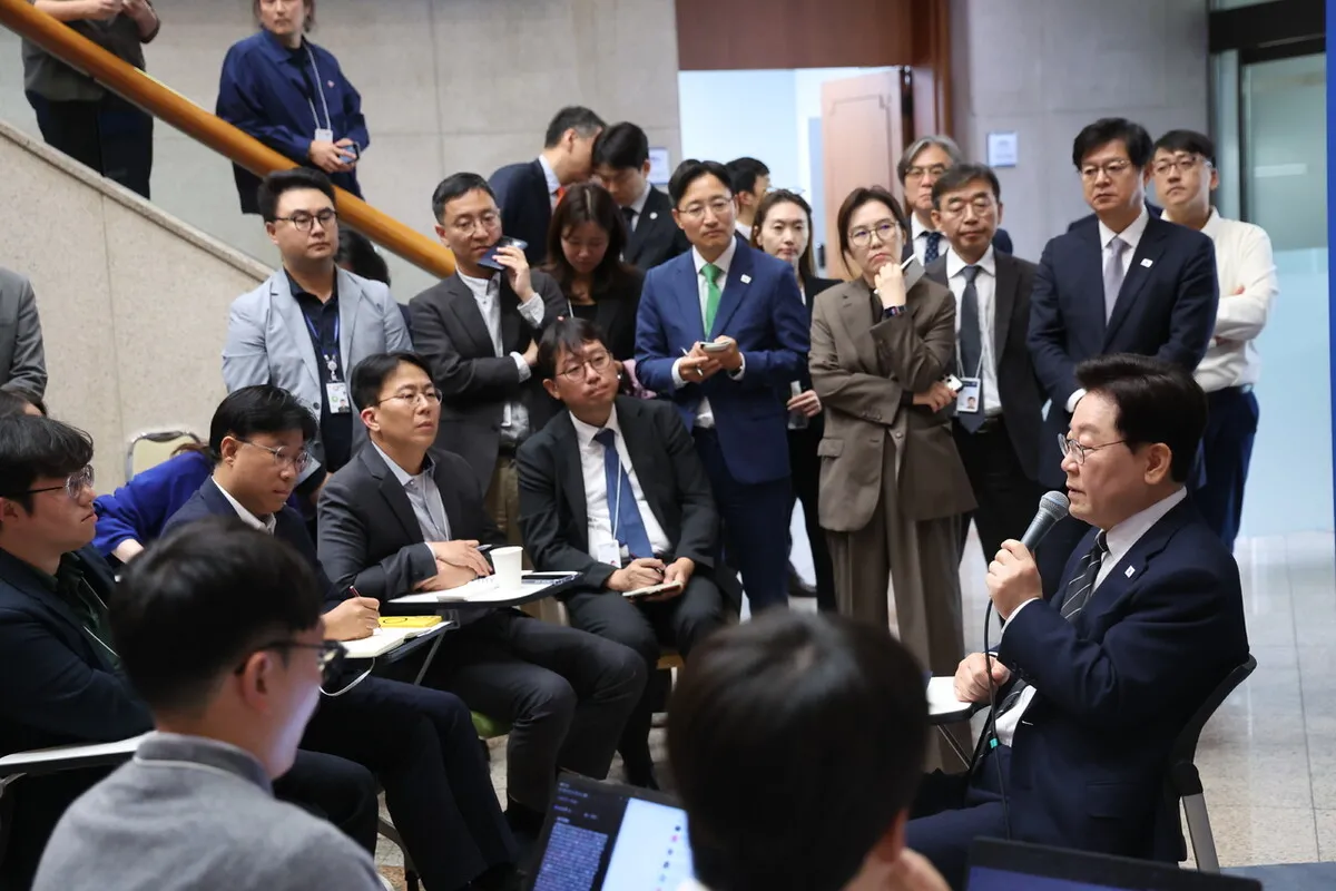 이 대통령 “SNS는 목숨줄이자 국민과의 숨구멍”