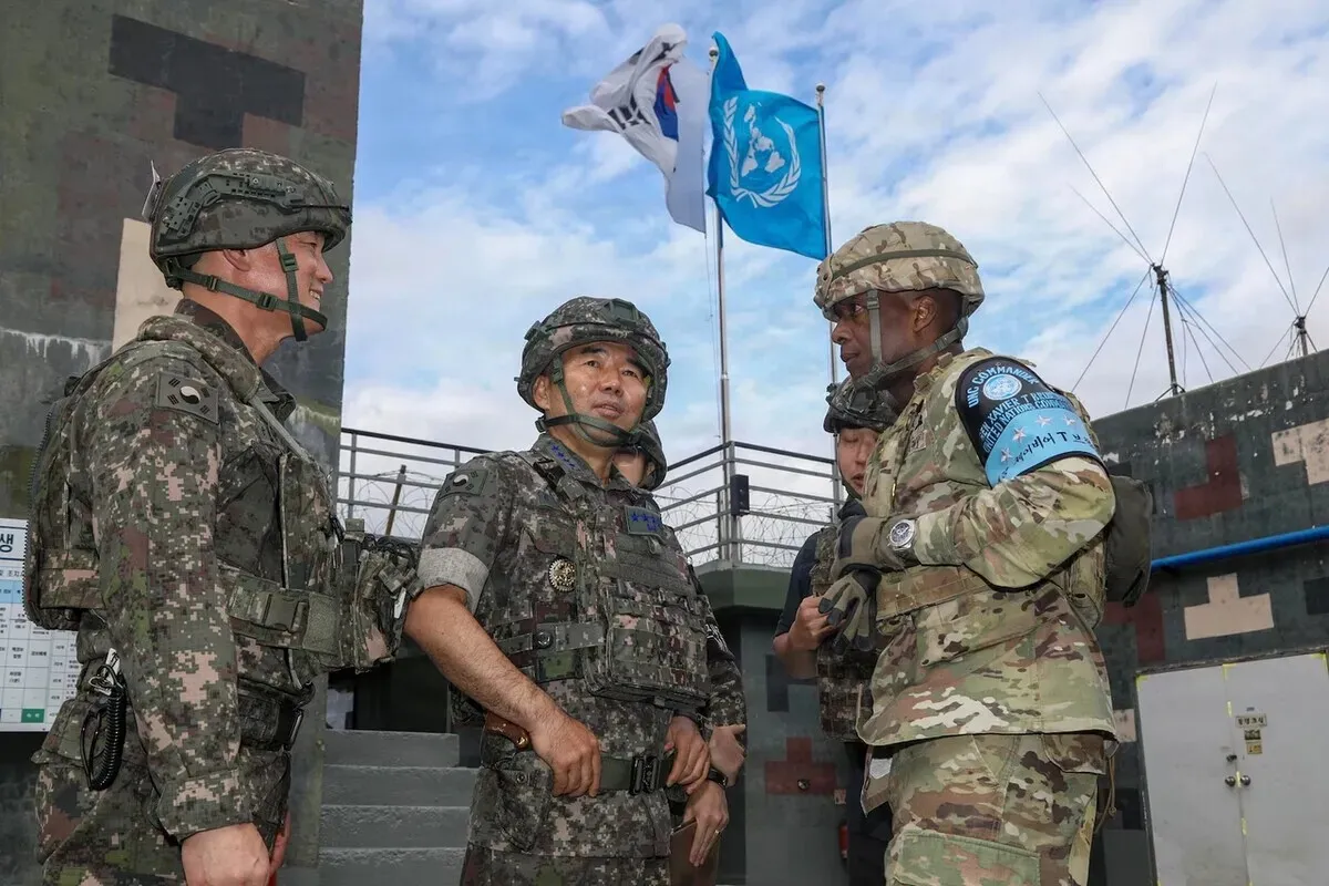 Gen. Jin Yong-sung (center), the chairman of South Korea’s Joint Chiefs of Staff, and Gen. Xavier Brunson, the commander of US Forces Korea, the UN Command, and the ROK-US Combined Forces Command, visit a guard post on the eastern front of the Demilitarized Zone to review the operational situation on Sept. 9, 2026. (courtesy Joint Chiefs)