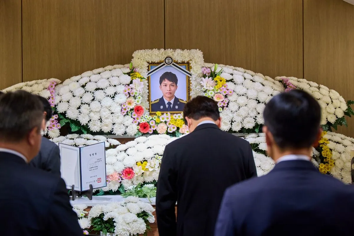 이 대통령, 순직 소방관 빈소 찾아 무릎 꿇고 분향…“희생 영원히 기억”