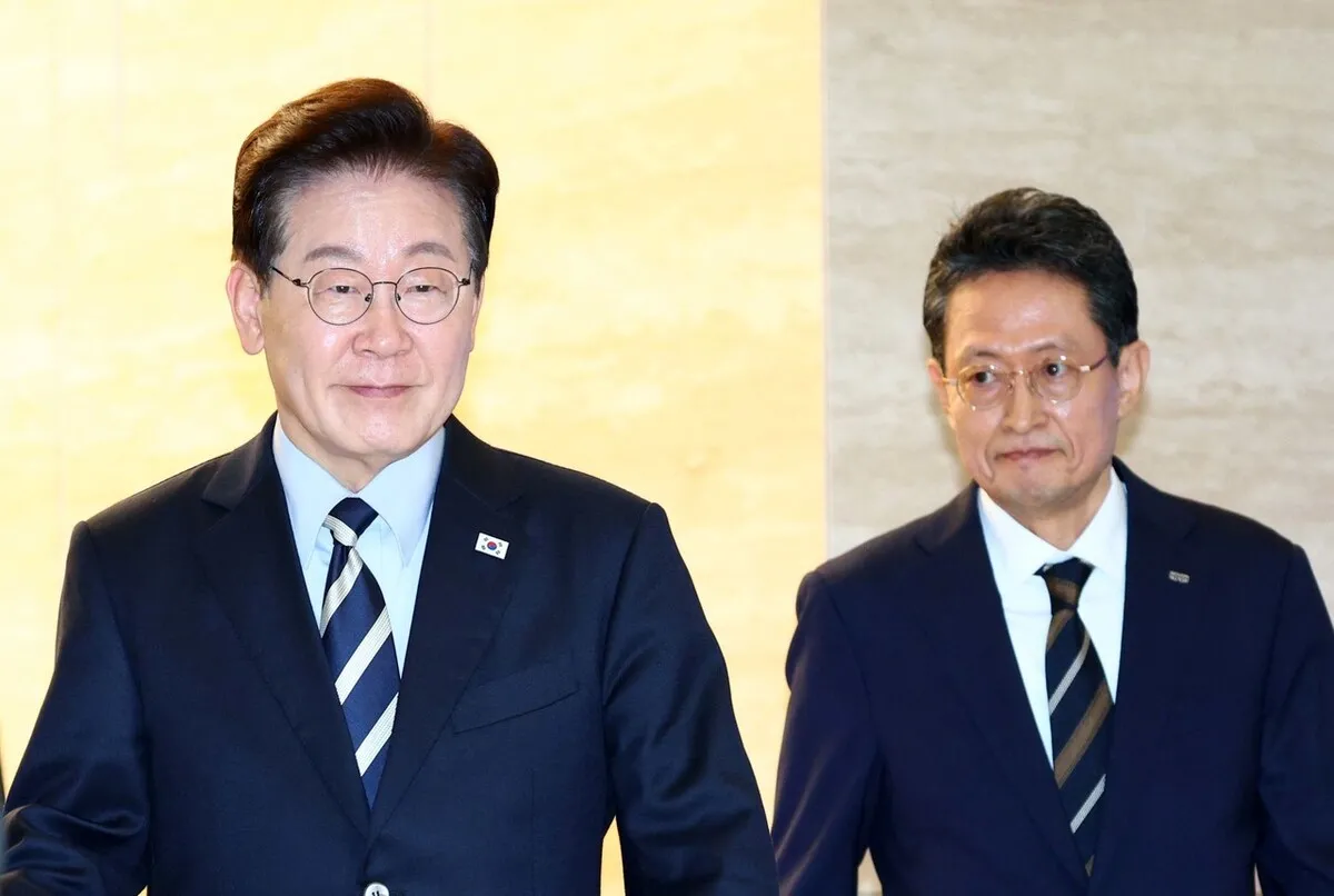 이 대통령, ‘부캉이’ 보러 온 시민들과 소통 행보…HMM 제막식도 참석