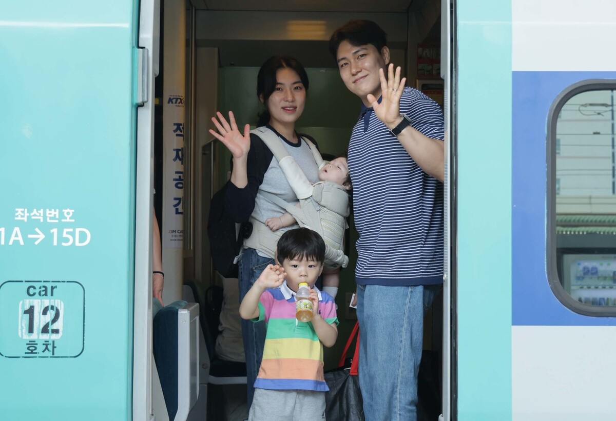 추석연휴를 앞둔 23일 서울역에서 한 가족이 귀성열차에 올라 인사하고 있다. 박종식 기자