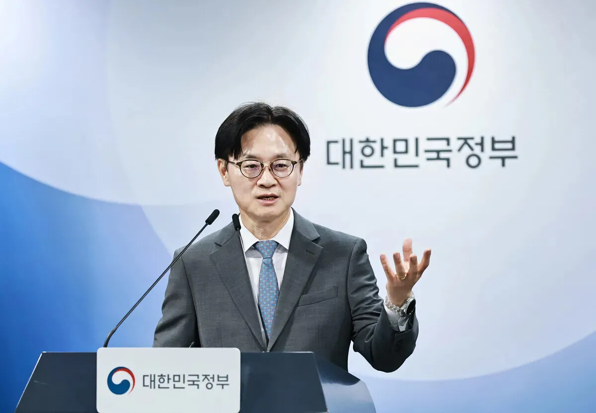 Minister of Trade, Industry and Resources Kim Jung-kwan speaks at a back briefing for the press corps at the central government complex in Seoul on Sept. 22, 2026. (courtesy MOTIR)