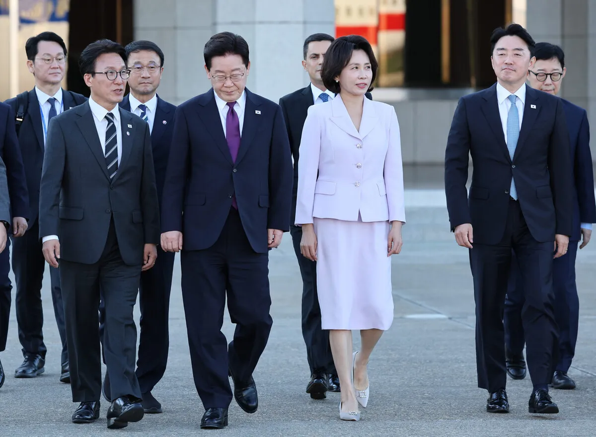 이 대통령, 유엔총회 참석차 출국…‘사의 표명’ 강훈식과 웃으며 악수
