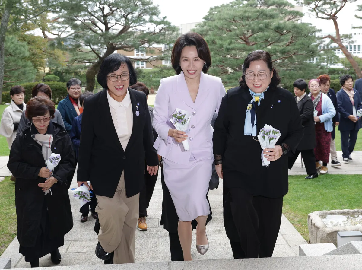 김혜경 여사, ‘오월어머니들’ 만나 “숭고한 삶과 정신에 경의”