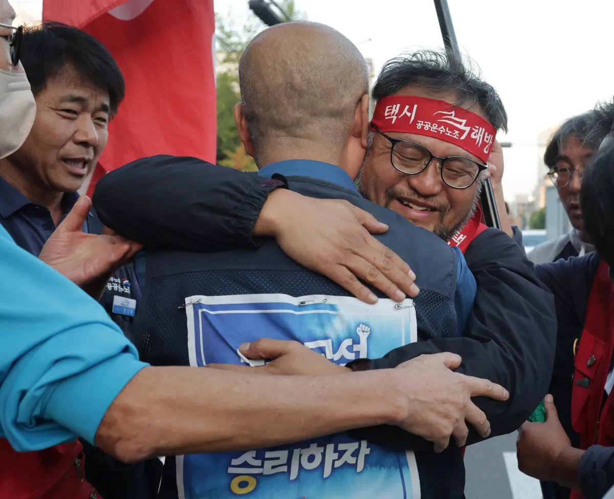 [만리재사진첩] 택시노동자 고영기씨, 194일 고공농성 끝내고 동료 곁으로