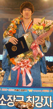 2010년 2월8일 강원도 영월학생체육관에서 열린 MBC ESPN 대학장사 씨름대회 소장급(80kg 이하)에서 ‘최강자’에 올라 기념 촬영 중인 임태혁. 한국대학씨름연맹 제공