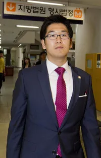 Lawyer and conscientious objector Baek Jong-geon enters the courtroom at Seoul Central District Court in Nov. 2011 to hear the verdict in his case. (by Kim Jeong-hyo