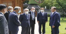 [Photo] Moon invites experts on inter-Korean relations to luncheon to discuss N. Korea crisis