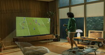 Samsung Electronics may begin producing TVs using LG OLED panels, analysts say