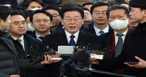 Lee becomes first sitting leader of top opposition party summoned for prosecutors' questioning