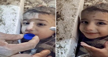 [포토] 병뚜껑 물 한 모금에 소년이 웃었다…튀르키예 대지진 구조현장