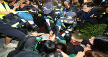 강제해산 노동단체 “경찰, 테러 진압하듯 끌고 가…10여명 다쳐”