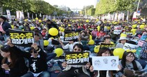 광장에 선 시민들, 정치와 언론을 탄핵하다