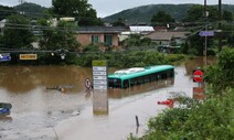 광복절까지 오락가락 장맛비…제주·영동 외엔 폭염 ‘안녕~’