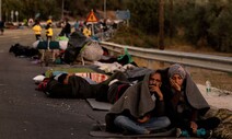 4750㎞ 험로 뚫고 왔는데…‘유럽방패’ 그리스에 막힌 난민들