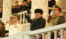 김정은, 당대회 기념 야간열병식 참석…핵무장력 재차 과시