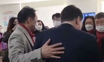 무속인, 선대본부 온 윤석열 어깨 ‘툭’…“다 이리로” 상황 지휘도