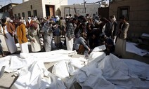 사우디, 예멘 교도소 공습…적어도 82명 사망