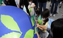 2살이 킥보드 타고 헌법재판소 왔다…세계 첫 ‘아기 기후소송’