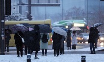 폭설에 출근 대란…“회사 오니 나만 도착” “지하철 역대급 붐벼”