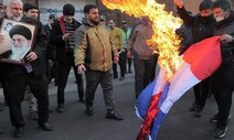 프랑스 국기 불태운 이란 강경파들…“반정부 시위는 서방 음모”