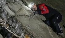 [포토] 생존자 한사람이라도…무너진 건물에 귀 댄 구조대원들