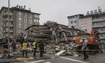 얕은 진원, 강력 여진에 부실 건물 우르르…악재 겹친 대지진