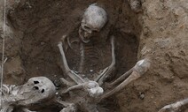 [현장] 손목 묶여 73년간 땅속에…앉은 채 백골이 된 40명