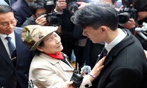 전두환 손자, 광주 와서 무릎 꿇었다…“사죄 계속 드릴 것”