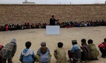 맨 땅에서 자라나는 푸른 꿈…아프간 야외 교실 [포토]