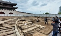 일, 조선 ‘왕의 계단’ 콘크리트 때려부어…궁궐유산 ‘테러’