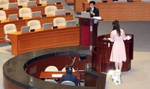 [인터뷰] “3년 내내 주목 않더니…” 여야 박수 무덤덤한 김예지 의원