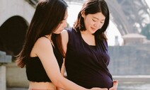 [단독] “언니 봐봐, 여기 진한 두 줄”…국내 첫 임신 동성부부